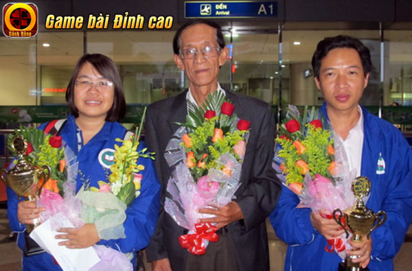 Nữ kỳ thủ Nguyễn Hoàng Yến (đầu tiên bên trái) tươi cười bên chiếc cúp Á Quân thế giới