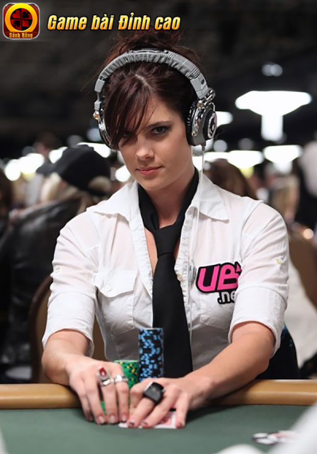 Tiffany Michalle sở hữu phong cách chơi Poker rất sành điệu 